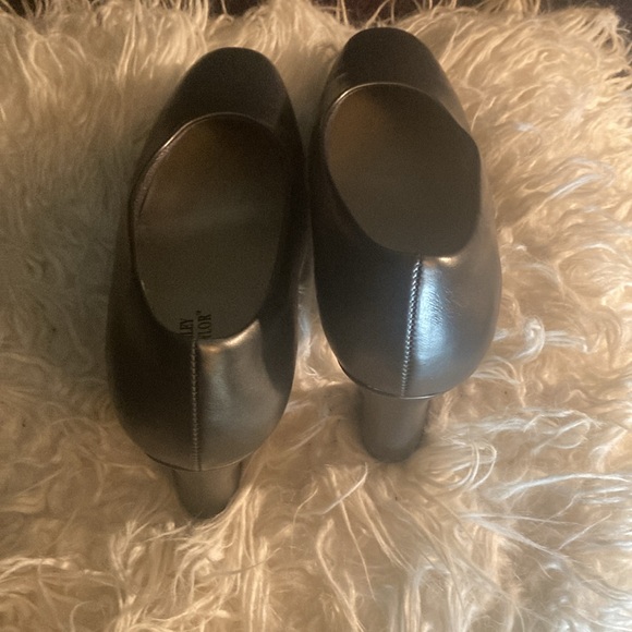 New Women’s Ashley Taylor’s Gray Dress Pumps
7 1/2. - Picture 5 of 10